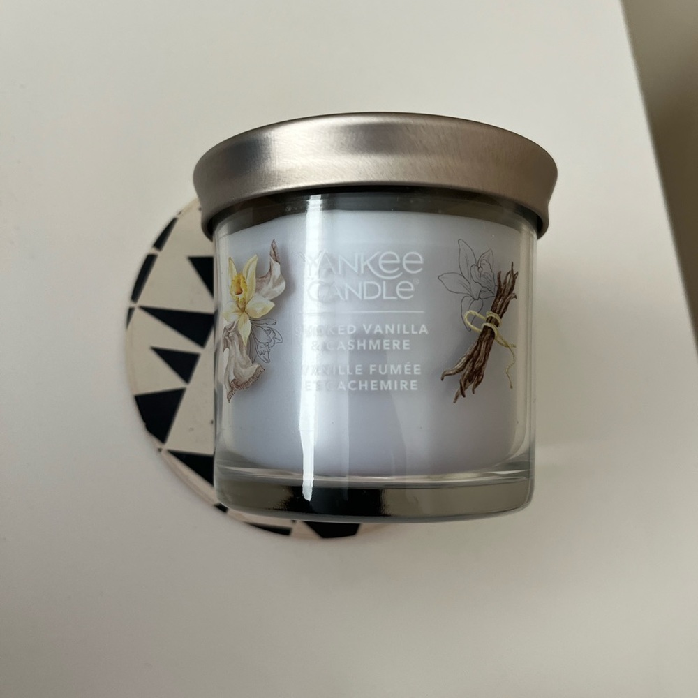 Yankee Candle Vanilla & Cashmere Jar Candle - White with Silver Lid